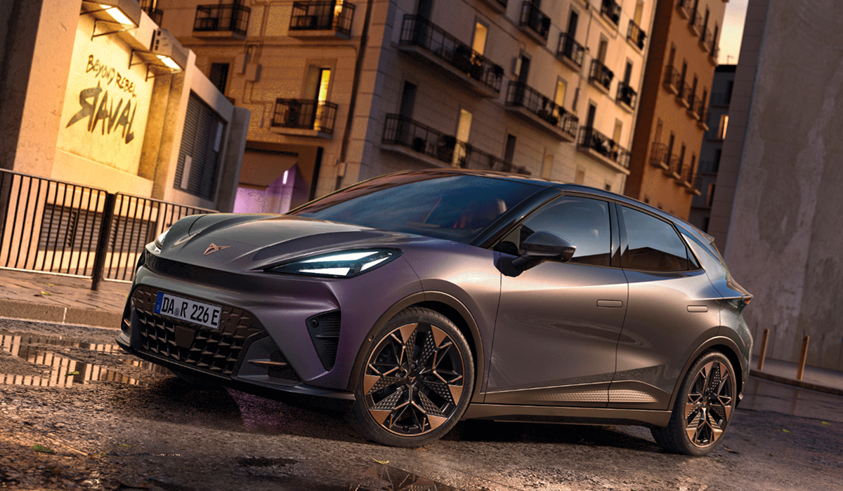 CUPRA Tavascan in Metallicfarbe vor einer Bergkulisse mit lila Lichtakzenten